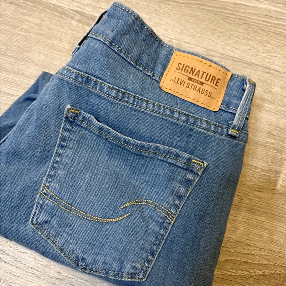 •SIGNATURE LEVI STRAUSS• MID RISE CAPRI JEANS - Picture 7 of 7